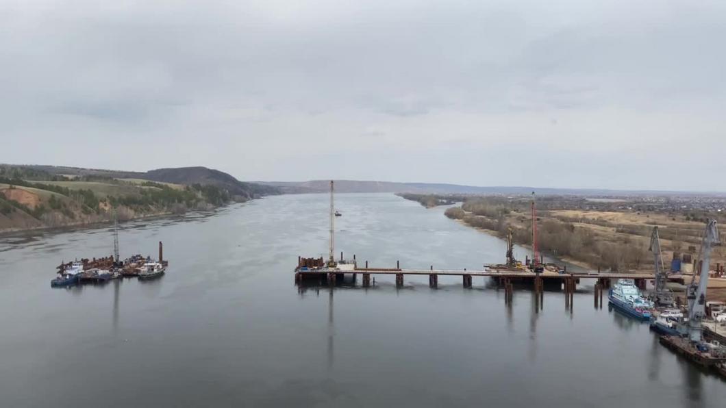 Рустам Минниханов показал, как идет строительство моста на обходе Нижнекамска и Челнов