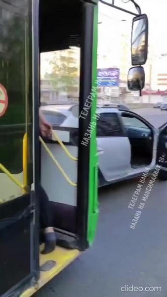  В Казани разъяренный водитель троллейбуса напал на мешавшую ему автоледи - видео