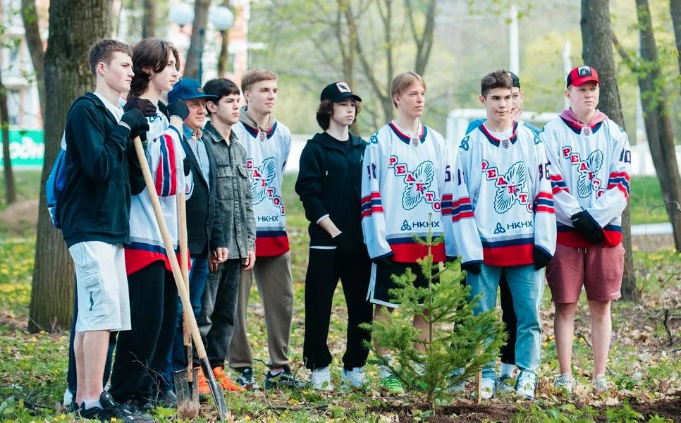 При поддержке СИБУРа участники экоакции высадили пихтовую аллею в Нижнекамске