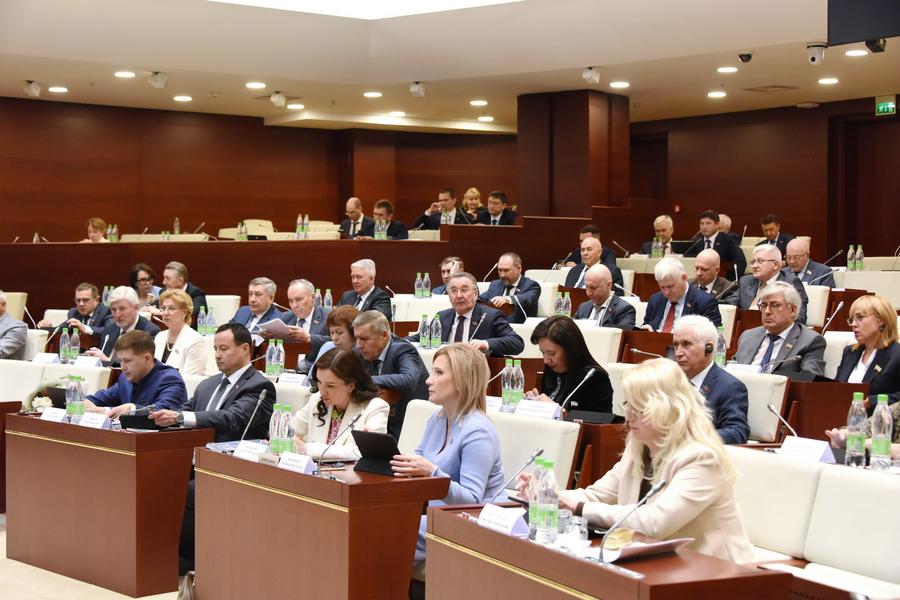 Поощрение капиталовложений, цифровизация промышленности и поддержка предпринимателей: Чем занимается Комитет Госсовета по экономике