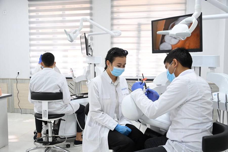 Рустам Минниханов прибыл в Центре медобразования филиала КФУ в Узбекистане Рустам Минниханов прибыл в Центре медобразования филиала КФУ в Узбекистане