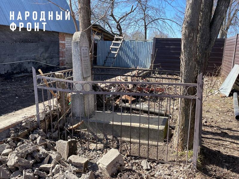 Жители Дербышек пожаловались на неуважение к захоронению героя казанского поселка