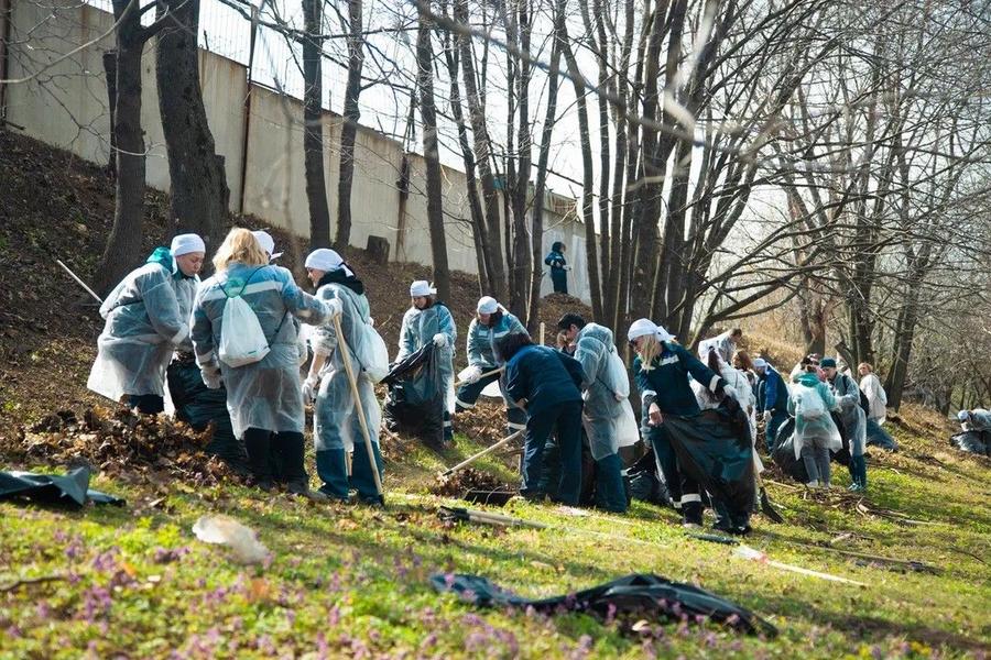 Сотрудники «Нижнекамскнефтехима» под конкурсы и зарядку приводили в порядок город и промзону