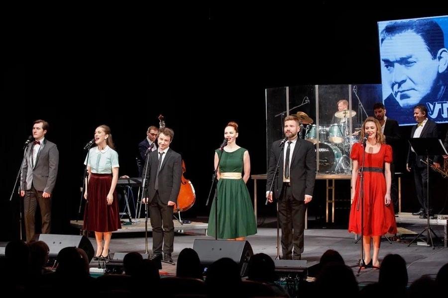 СИБУР привез в Нижнекамск «Faрс-мажорный концерт» Театра Наций с ретро-хитами