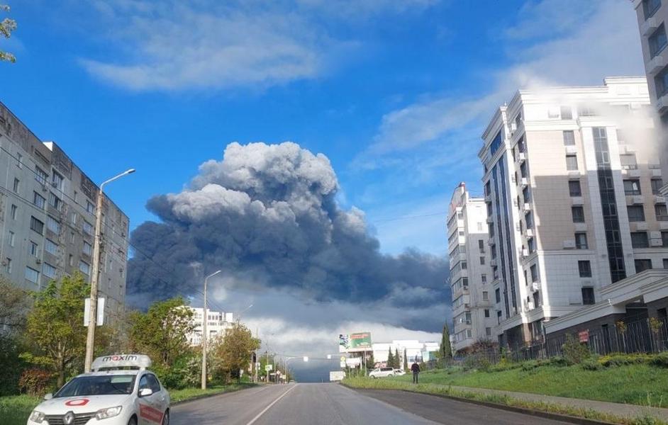 ЧП в Севастополе: в бухте загорелся резервуар с топливом