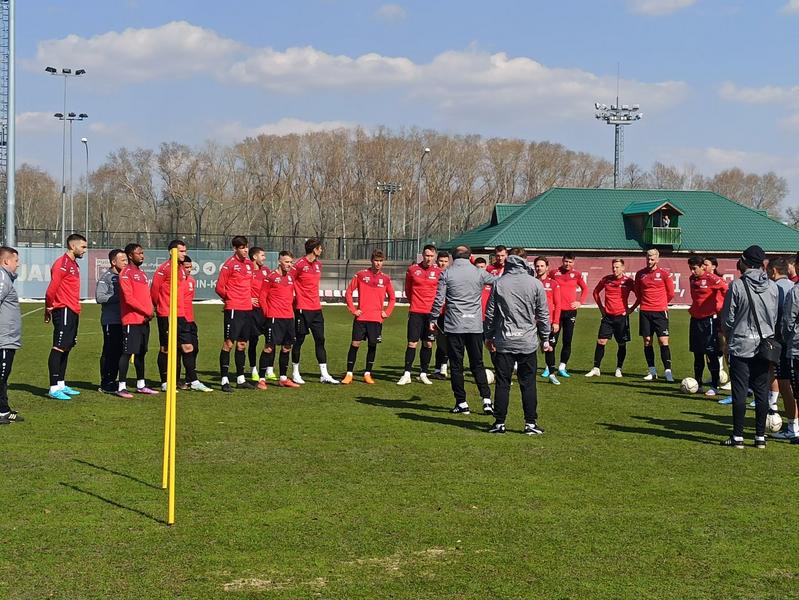 «Добавьте качества, пацаны!». Рахимов в «Рубине» начал работать на публику, руководство – нет