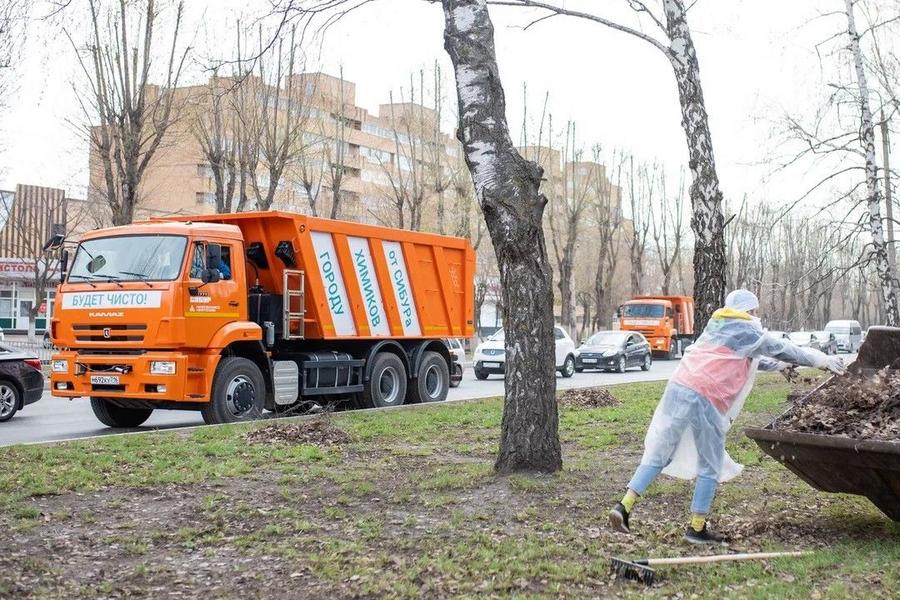 Сотрудники «Нижнекамскнефтехима» под конкурсы и зарядку приводили в порядок город и промзону