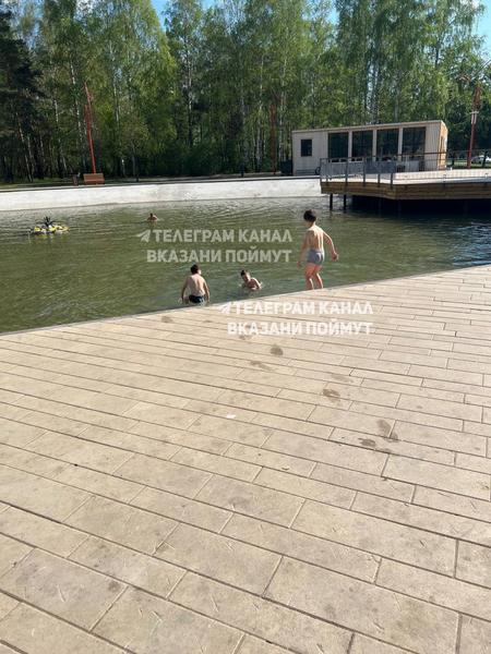 Казанцев предупредили об опасности при купании в фонтане на Карбышево