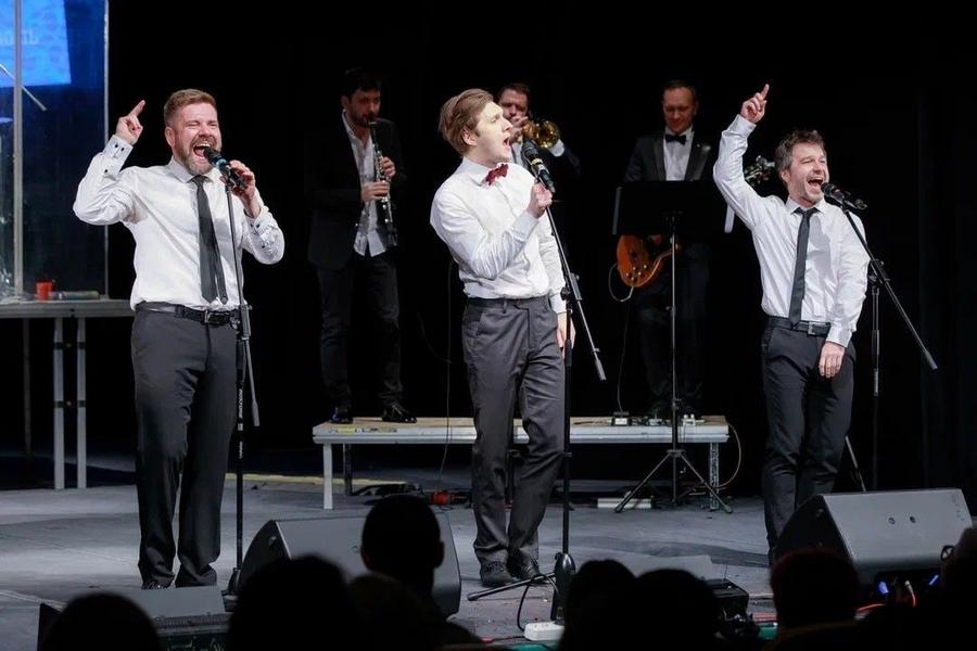 СИБУР привез в Нижнекамск «Faрс-мажорный концерт» Театра Наций с ретро-хитами