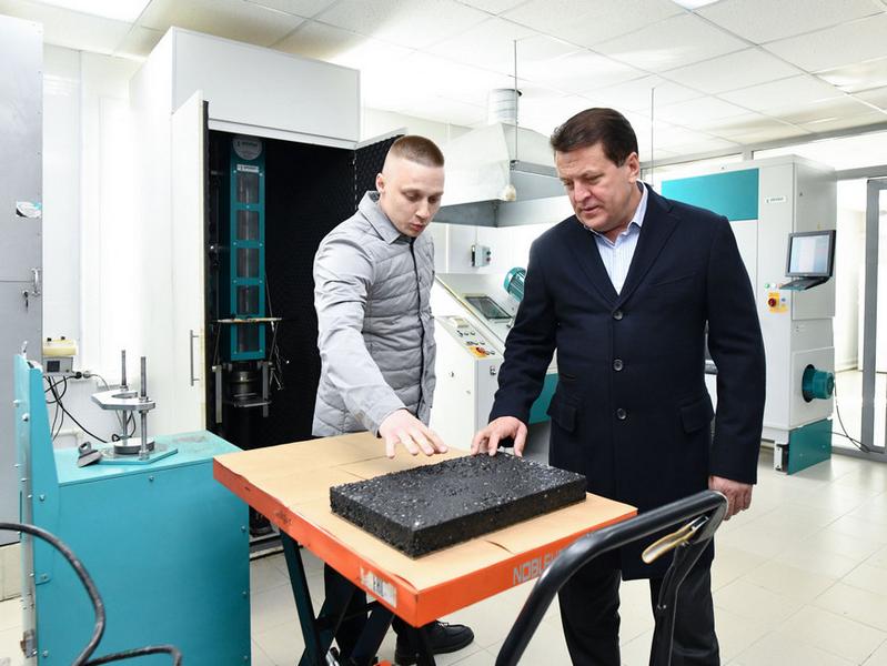 Мэр Казани проверил готовность асфальтобетонного завода к реализации программы «Наш двор»