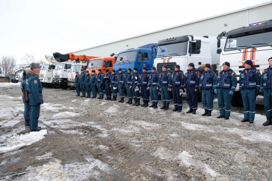 МЧС направило технику в поселок Ключи для помощи в расчистке от пепла