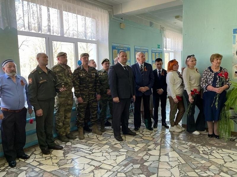 Мемориальную доску памяти погибшего на СВО нижнекамца Шавката Маняпова открыли в школе №1