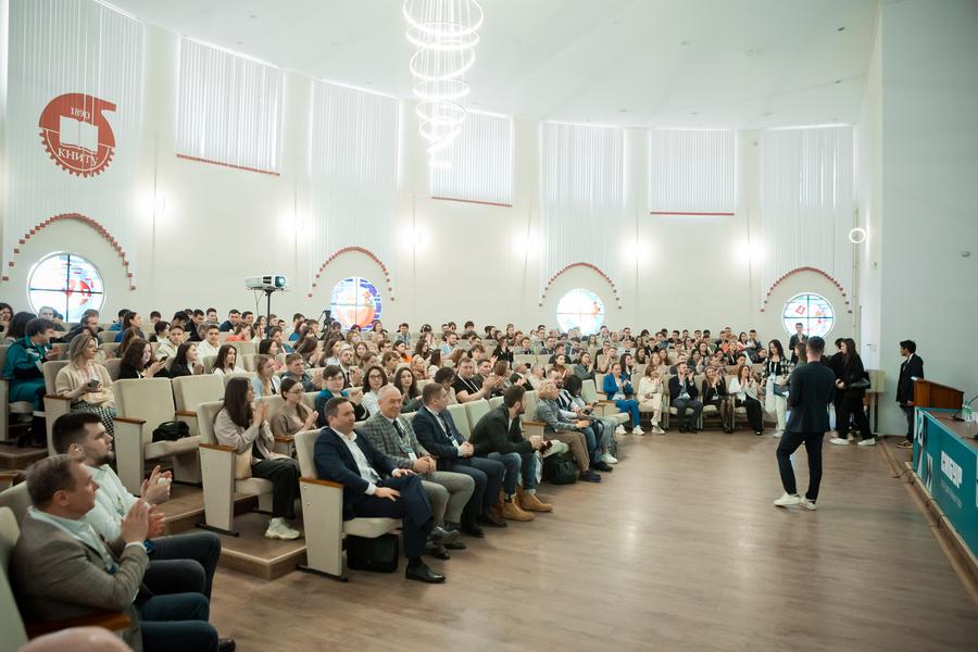 СИБУР рассказал студентам казанских вузов о возможностях для молодых специалистов на предприятиях