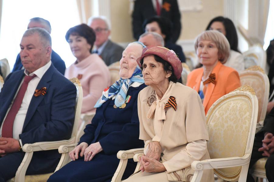 Минниханов вручил государственные награды выдающимся татарстанцам