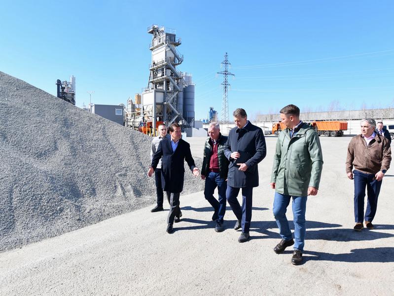 Мэр Казани проверил готовность асфальтобетонного завода к реализации программы «Наш двор»
