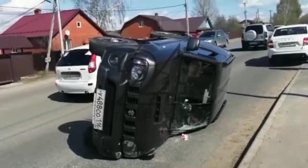 В Казани после ДТП перевернулся автомобиль с детьми