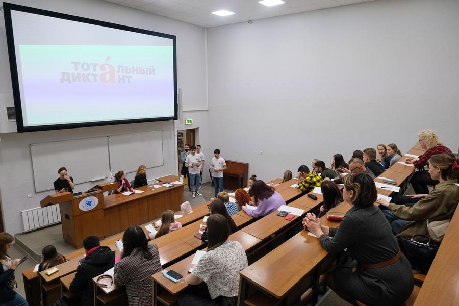 «Тотальный диктант - 2023»: как авторские тексты становятся причиной негодования участников
