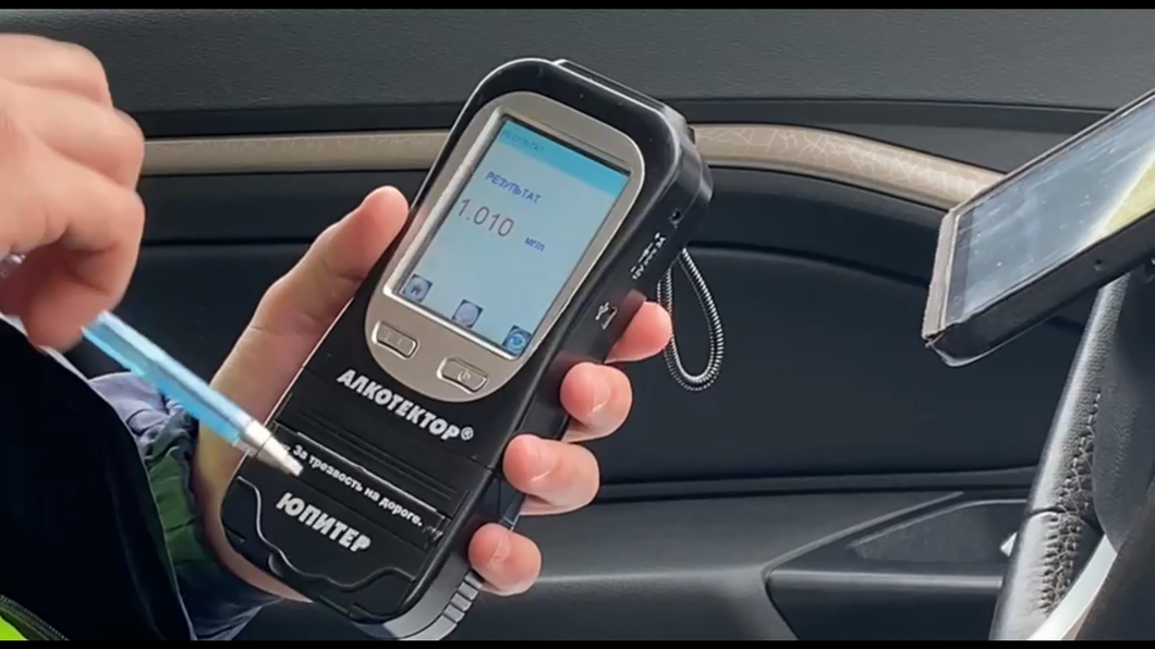 В Челнах заковали в наручники и арестовали пьяного водителя без прав