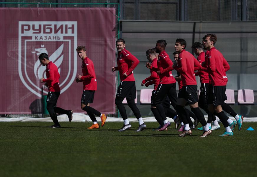 «Добавьте качества, пацаны!». Рахимов в «Рубине» начал работать на публику