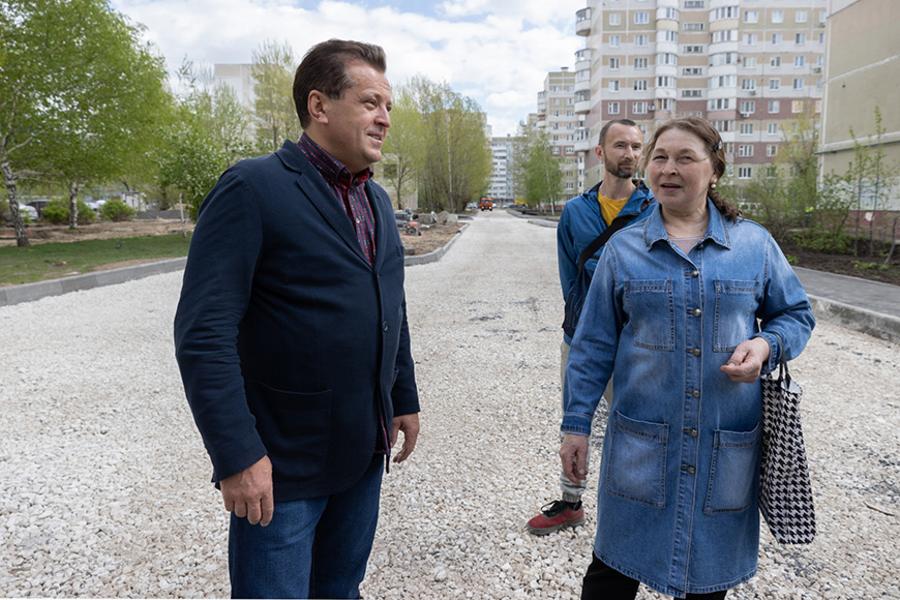 Ильсур Метшин проинспектировал благоустройство дворов Ново-Савиновского района Казани Ильсур Метшин проинспектировал благоустройство дворов Ново-Савиновского района Казани
