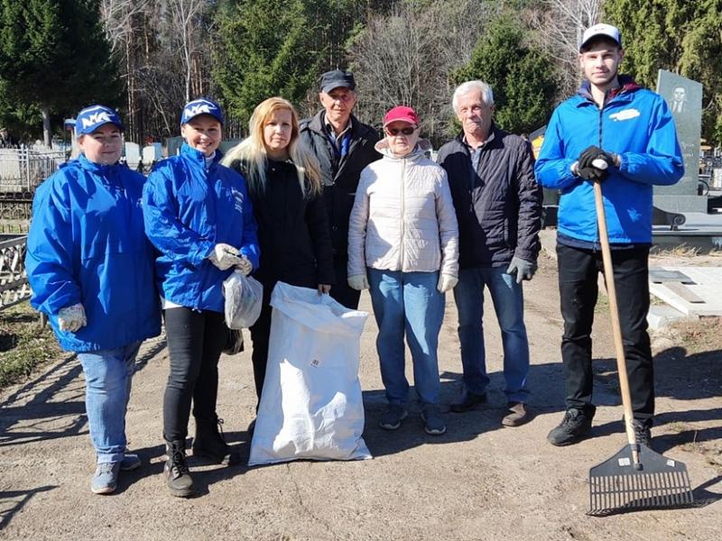 В Нижнекамске привели в порядок могилы ветеранов