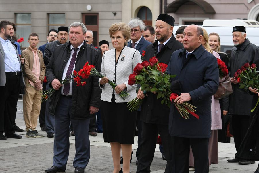 Минниханов возложил цветы памятнику Тукая