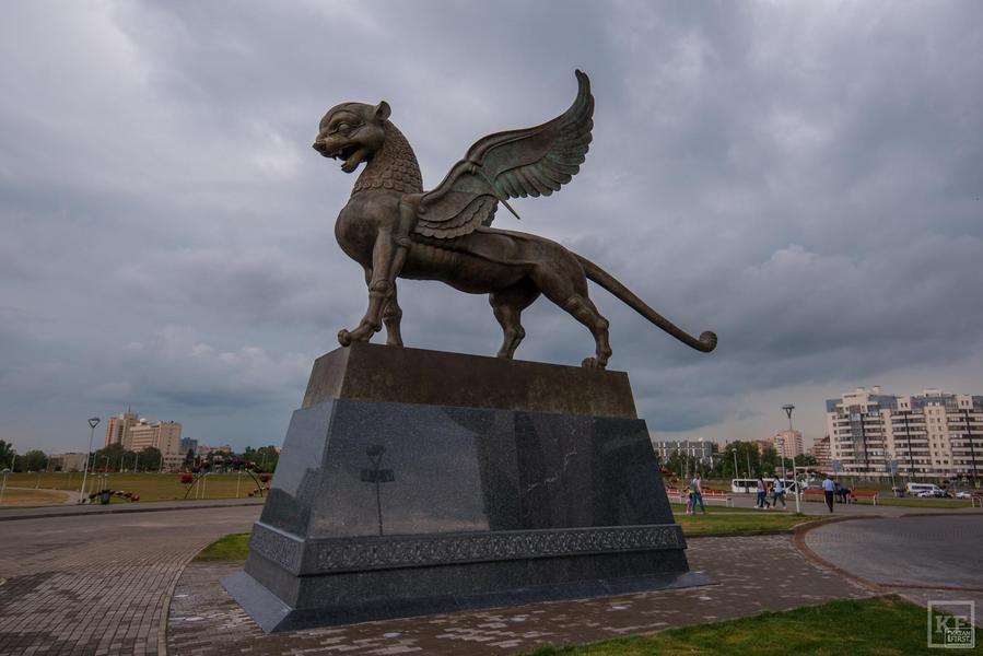 Открытие скульптурной композиции «Он и Она» у центра семьи «Казан»