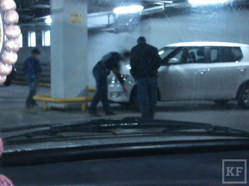 На парковке казанского торгового центра автомобиль врезался в опору [фото]