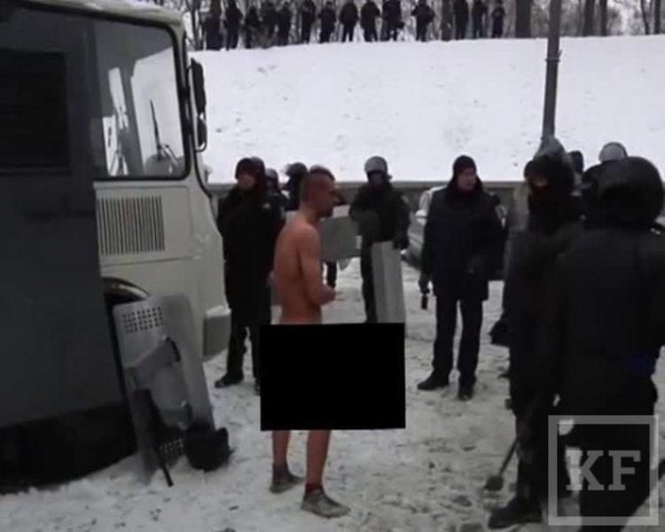 МВД Украины проверяет видео, в котором фигурируют люди в милицейской форме и обнаженный мужчина
