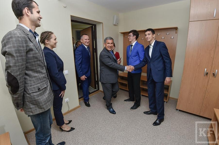 Минниханов посетил новое 19-этажное общежитие КГЭУ в Казани