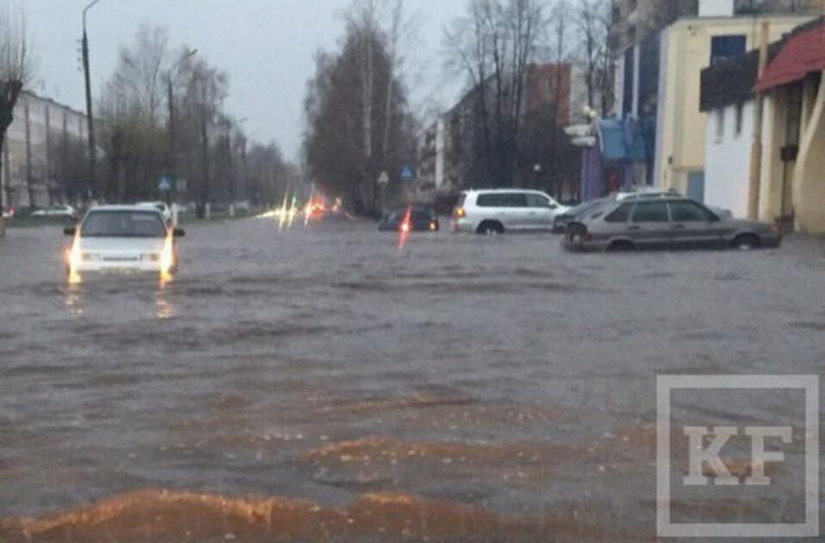 Потоп в Нижнекамске: на главных улицах до 7 утра работала спецтехника
