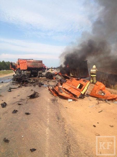 Серьезная авария с участием нескольких грузовиков произошла в Пестречинском районе РТ - очевидцы