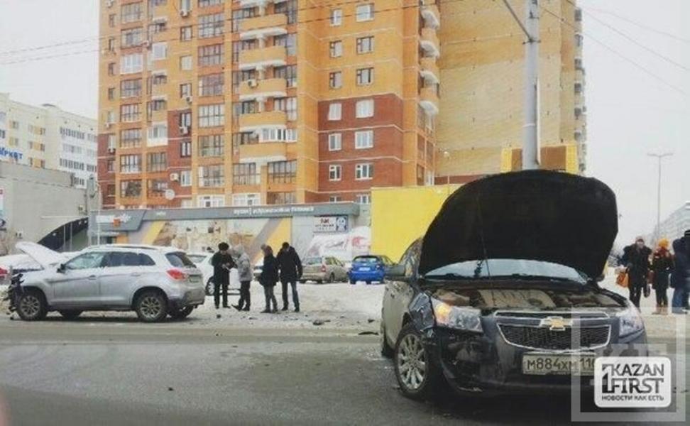 В Казани столкнулись «Chevrolet Cruze» и «Mitsubishi ASX»