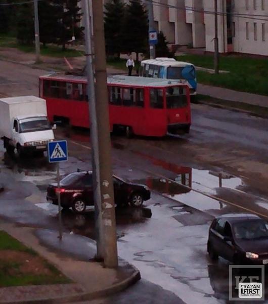 На улице Академика Павлова трамвай сошел с рельсов