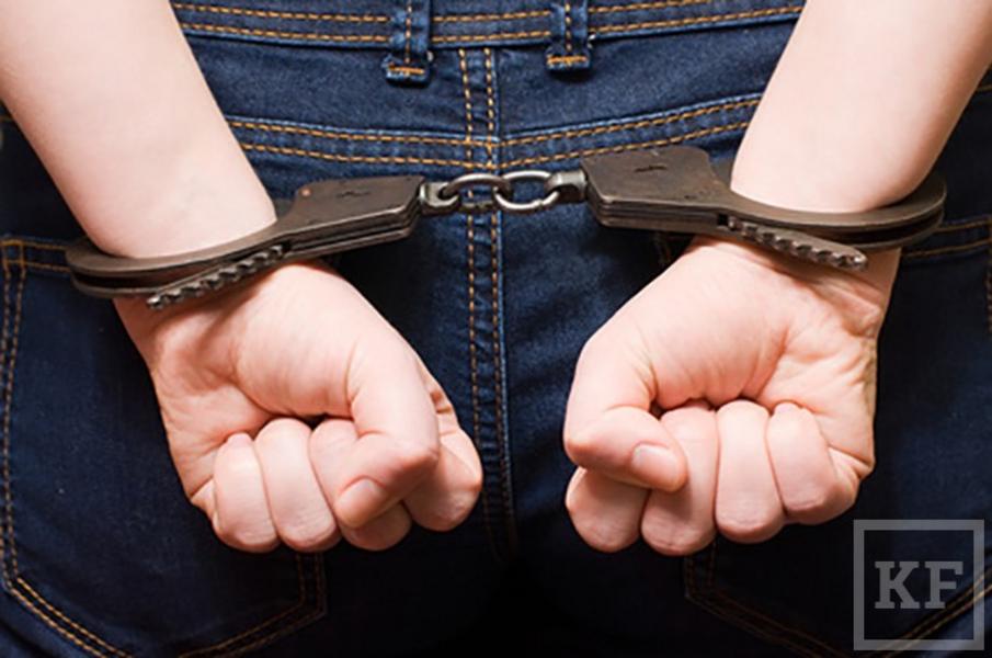 Арестованный человек в наручниках