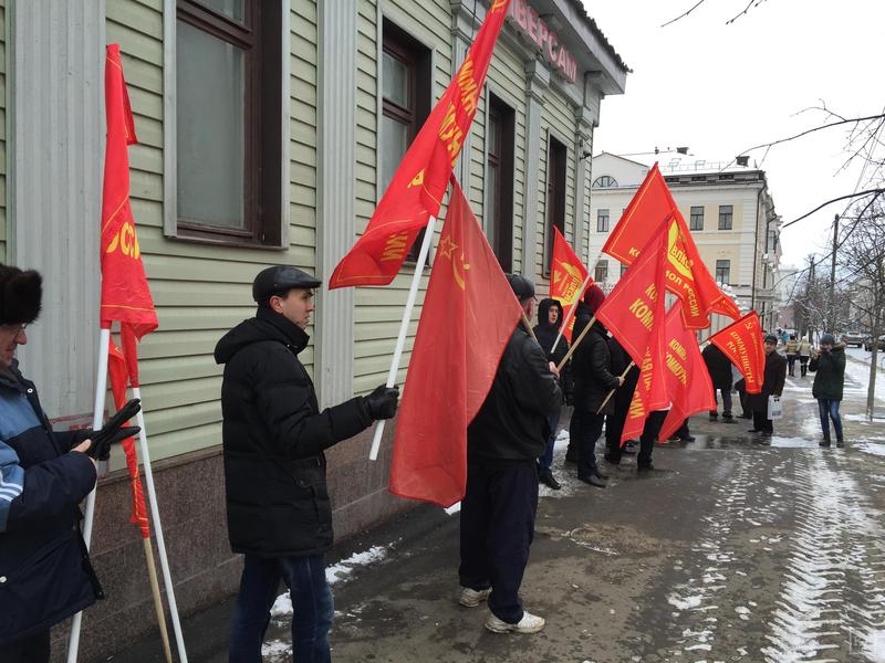 У здания СКР в Казани проходит пикет коммунистов против депутата из Елабуги, обвиняемого в поножовщине