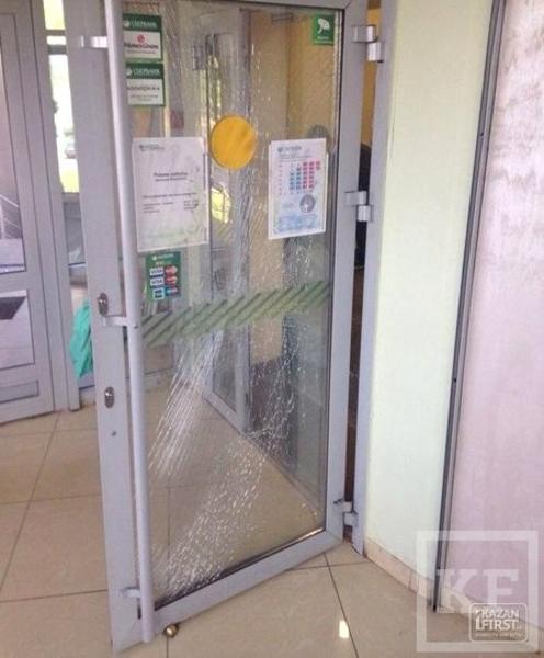 Спустя несколько часов после нападения на банк в Москве в Челнах взорвали отделение Сбербанка