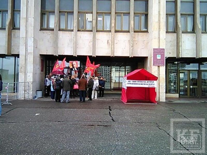 Татьяна Гурьева и «Коммунисты России» проводят пикет у здания мэрии Челнов