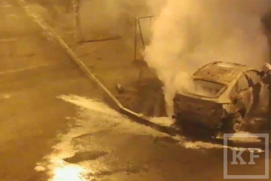В Астрахани была сожжена BMW X6, оставленная на детской площадке