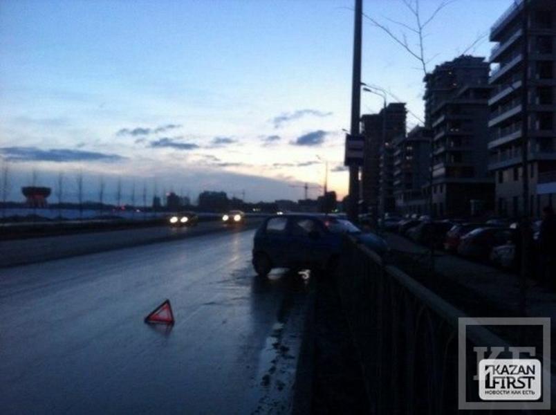 Daewoo Matiz после аварии на перекрестке в Казани снес забор