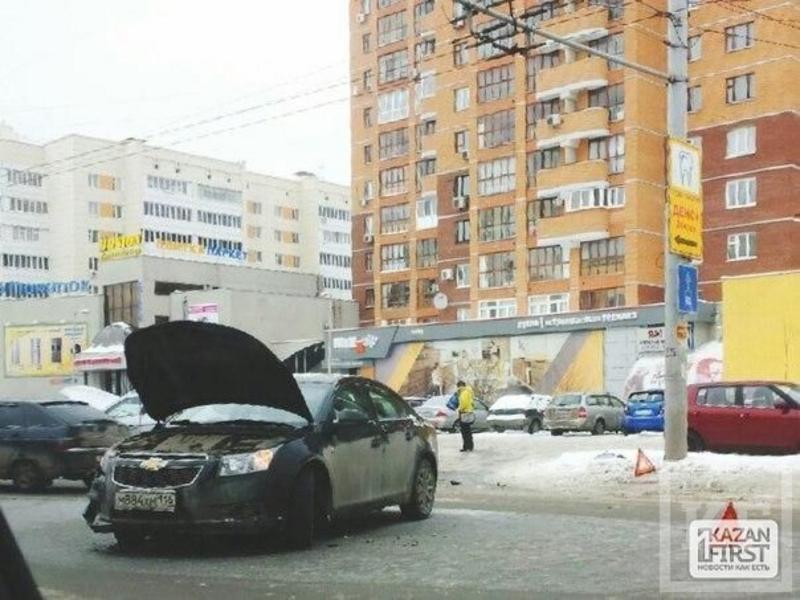 В Казани столкнулись «Chevrolet Cruze» и «Mitsubishi ASX»