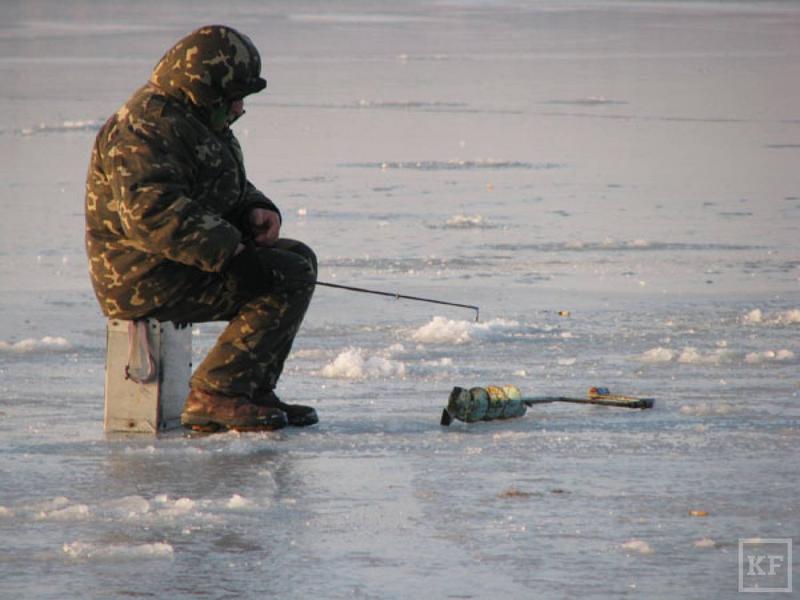 Зимняя рыбалка рыбаки на льду