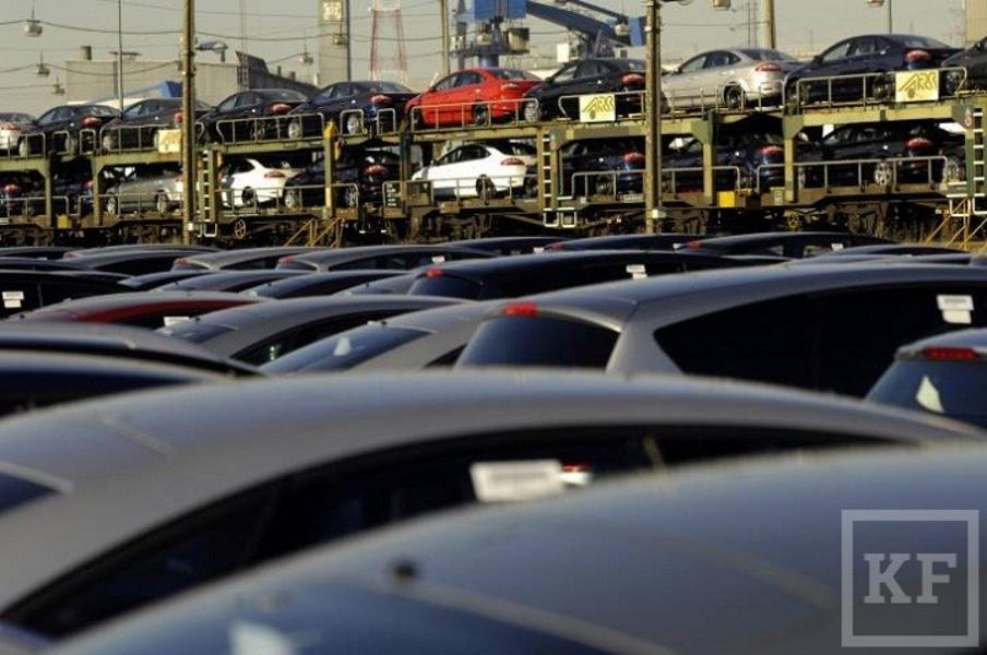Рынок легковых автомобилей в России пока в свободном падении и не нащупал дна