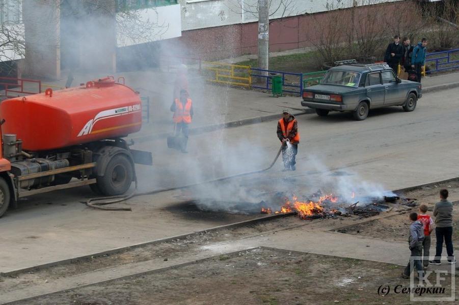 Во дворе дома в Казани загорелся мусор – огонь угрожал припаркованным автомобилям