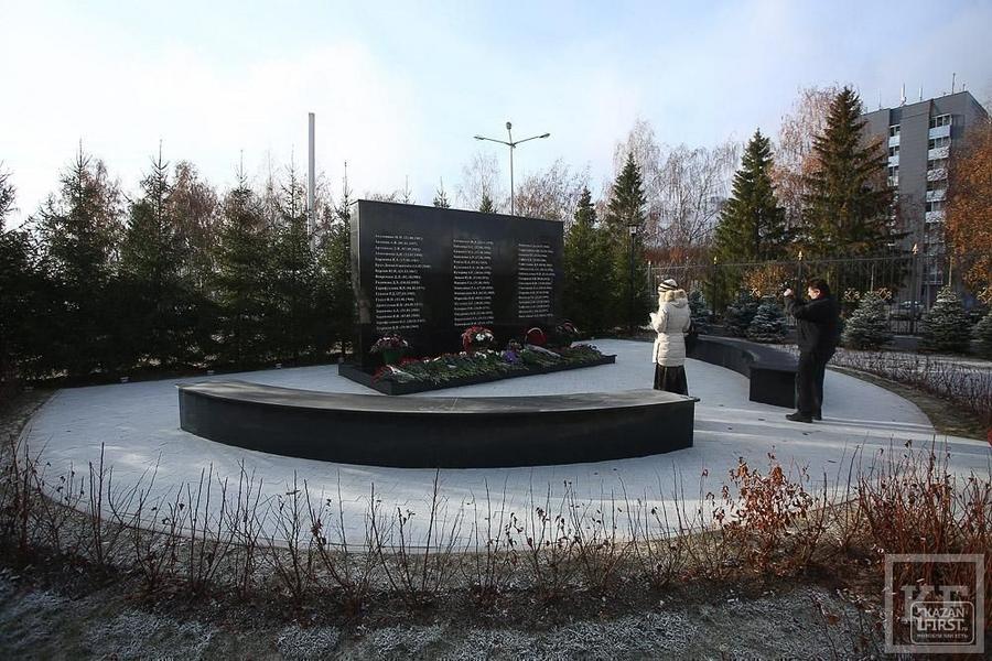 Год спустя: в аэропорту Казани открылся памятник погибшим в катастрофе 2013 года