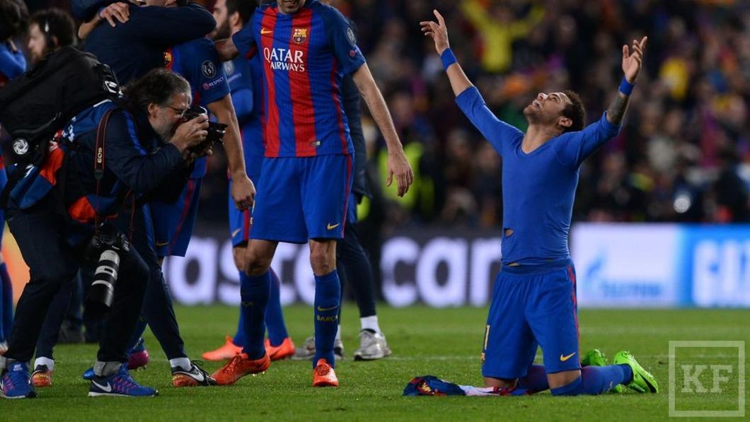 Barcelona's Brazilian forward Neymar (R) celebrates their 6-1 victory at the end of the UEFA Champions League round of 16 second leg football match FC Barcelona vs Paris Saint-Germain FC at the Camp Nou stadium in Barcelona on March 8, 2017. / AFP PHOTO / Josep Lago (Photo credit should read JOSEP LAGO/AFP/Getty Images)