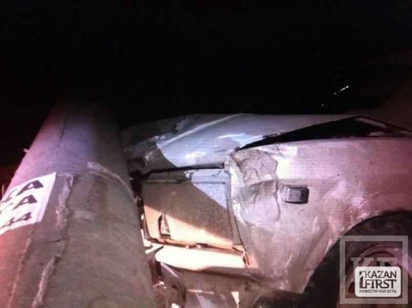 Молодой водитель на «семерке» в Казани врезался в столб
