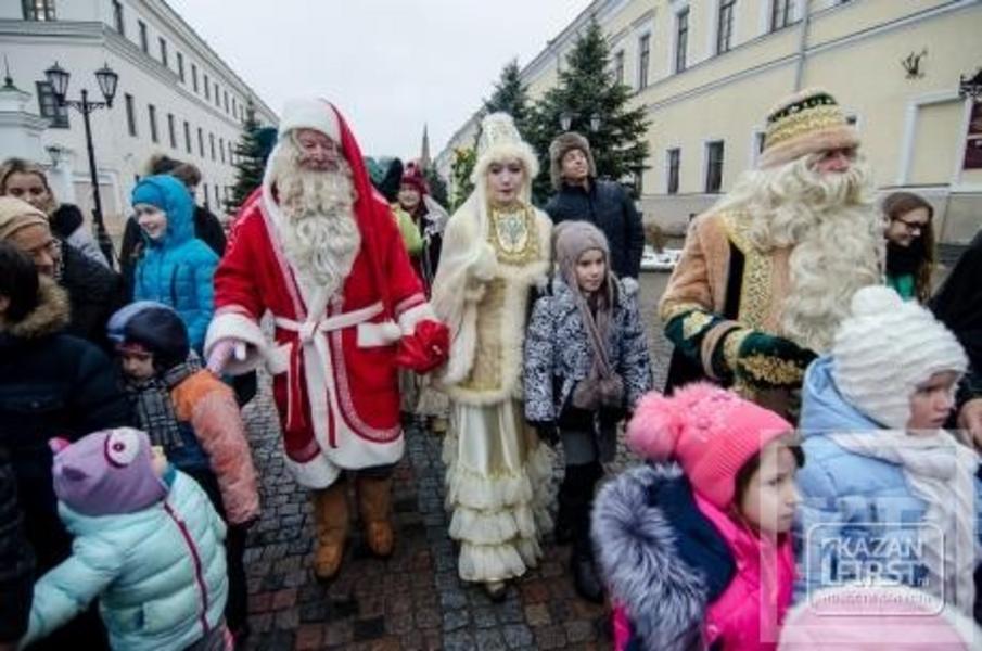 Как Санта-Клаус и Кыш Бабай гуляли под дождём в Казани