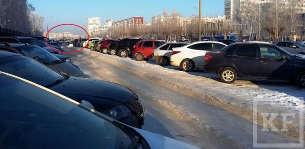 Водители паркуют автомобили на пешеходной дороге и газоне прямо рядом с управлением МВД Набережных Челнов