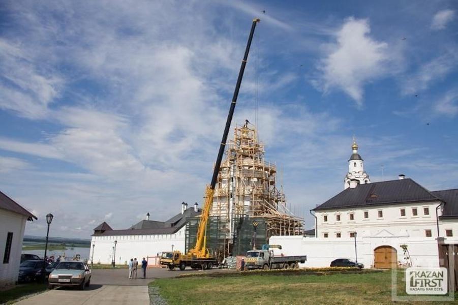 Свияжская Надвратная церковь обрела купол и крест [фото]